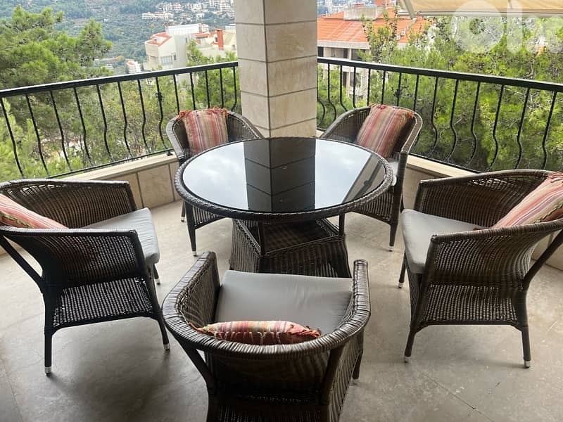 round table and chairs 0