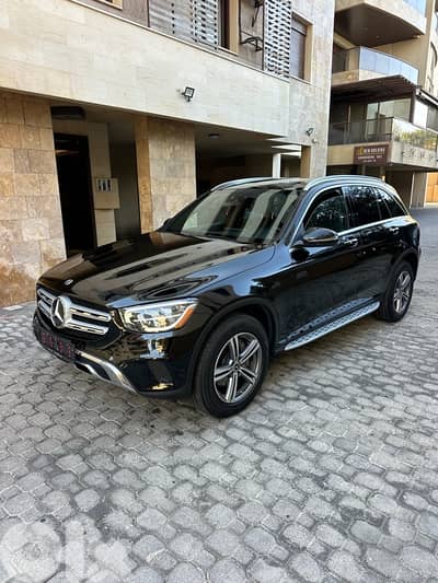 Mercedes GLC 300 4matic 2020 black on black (clean carfax)