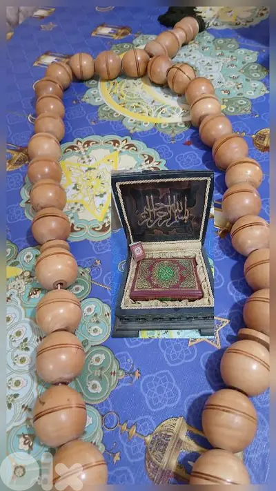 مسبحة كبيرة  ،  مصحف  ،  صندوق اثري