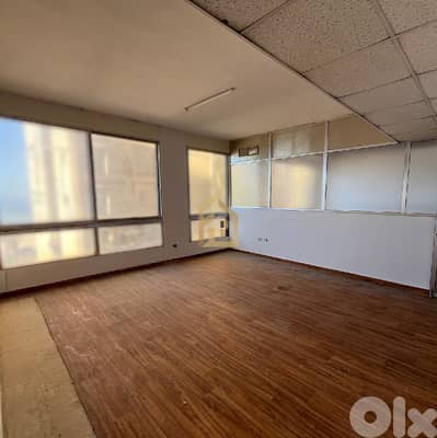 Showroom for rent in Ramlet El Baida MJ4 صالة عرض للإيجار