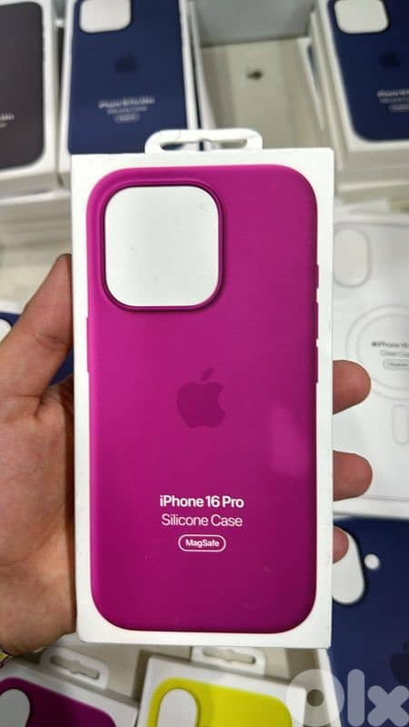 Silicone Case magsafe Iphone 16 pro Fuchsia 0