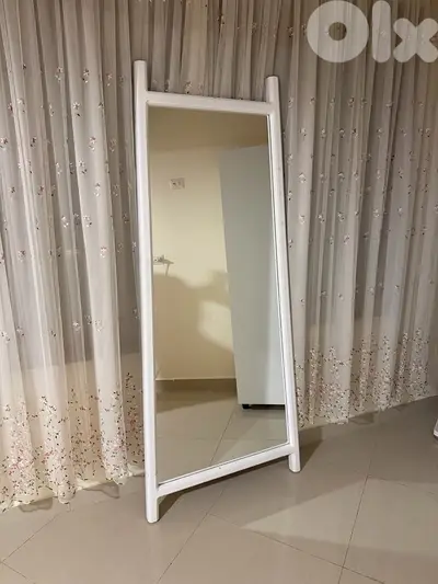 Mirror stand