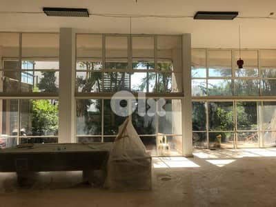 High Ceilings Shop for rent