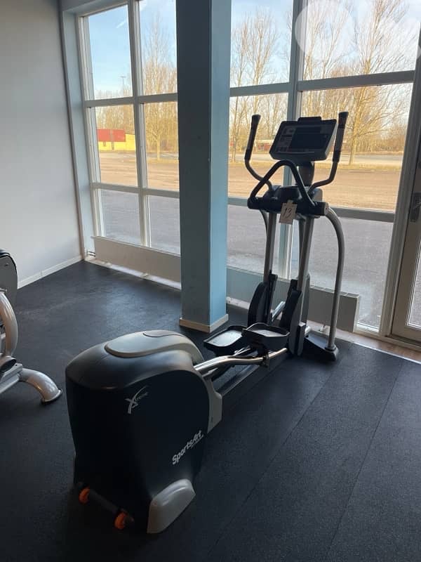 2x Elliptical SportsArt made in Germany like new lwe7de b 850 dolar 1