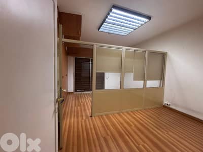 L19594 - 400 SQM Office For Rent in Badaro