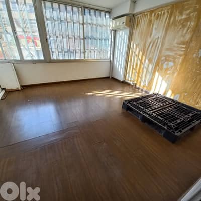 Shop of 3 floors in Antelias for rentمحل تجاري للإيجار في أنطلياس مؤلف
