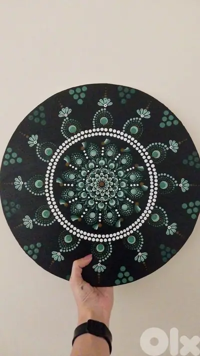 Dot Painting on Round Canvas – Shades of Green (40x40 cm)