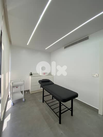 SPACIOUS CLINIC FOR SALE IN SPEARS PRIME | 60SQ | BT-889