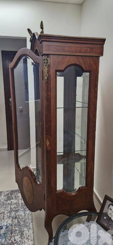 antique showcase 0