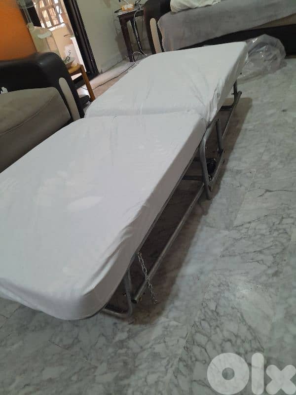 modern folded bed white with wheels 0