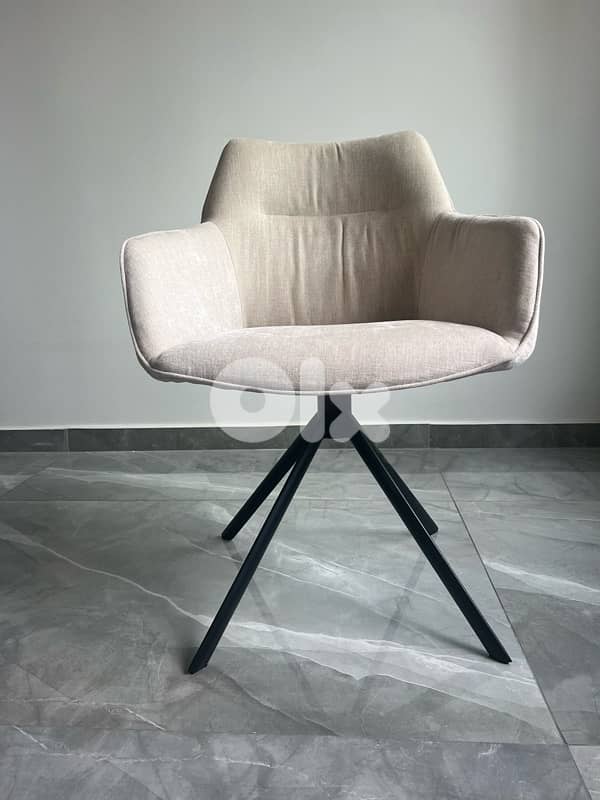 Modern Swivel Rotation Chair – Like New 0