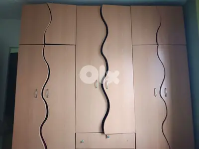 خزانة كبيرة  للبيع بحالة جيدة