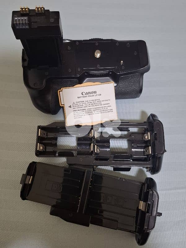 ORIGINAL CANON BATTERY PACK LP-E8 AND GRIP 0