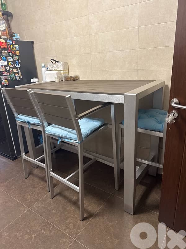 aluminum table and 4 chairs 0