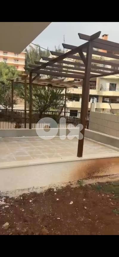 شقة 250م مع حديقة 100م للبيع في عاليه