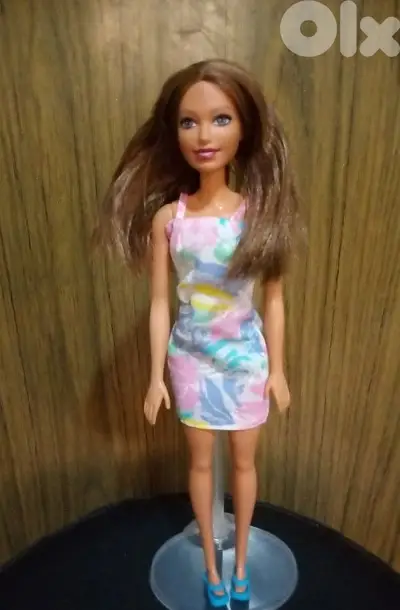 Barbie FASHIONISTAS Mattel 2019 dressed +sleeper shoes as new doll=20$
