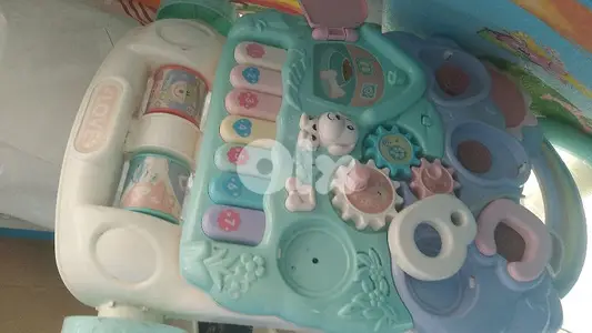 والكر للصغار ليمسكوا ويمشوو عليا مع تلفون بلاستيك والكر للصغار ليمسكوا ويمشوو عليا مع تلفون بلاستيك