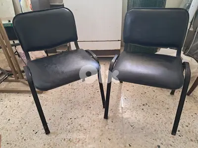 كراسي حديد وجلد كتير مرتبين عدد ٢