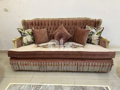 طقم كنبايات حفر خشب زان ملكي خمس قطع وطاولة