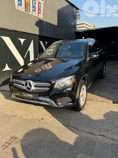 GLC 300 4matic 2018 Clean Carfax Fully Loaded, Like New!!
