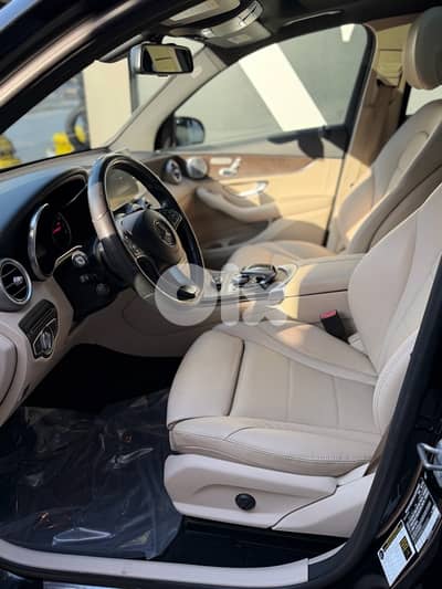 GLC 300 4matic 2018 Clean Carfax Fully Loaded, Like New!!