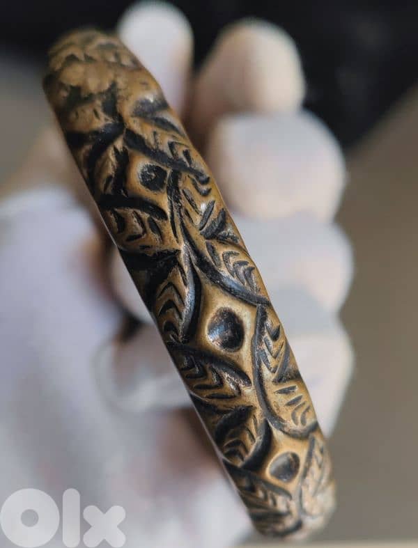 vintage hand carved bangle 0