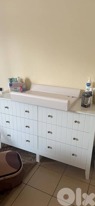 chest of drawers 12