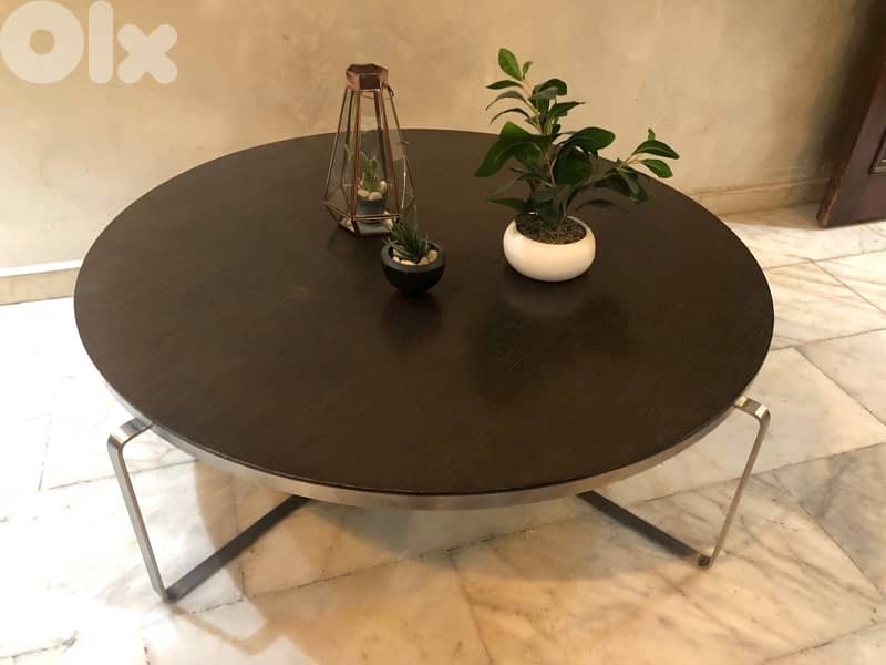 centre table in excellent condition, 160$ 0