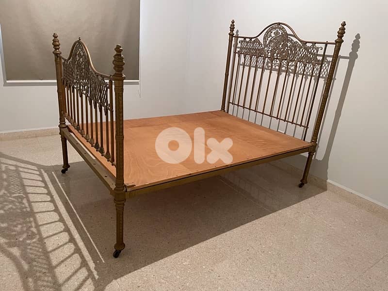 antiques princess bed + chandelier 0