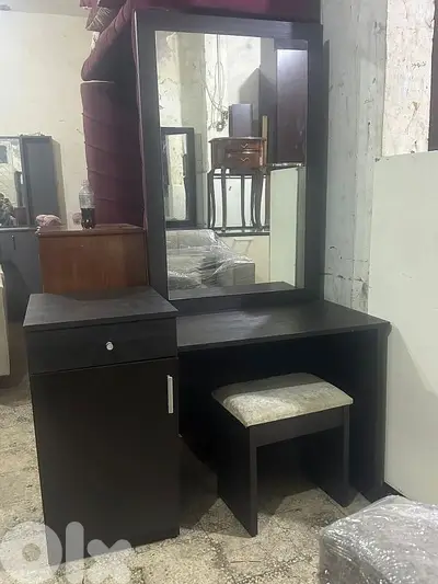 شفنيرة مع مرايا بدوت كرسي  شغل بيوتي هوم كتير مرتبة