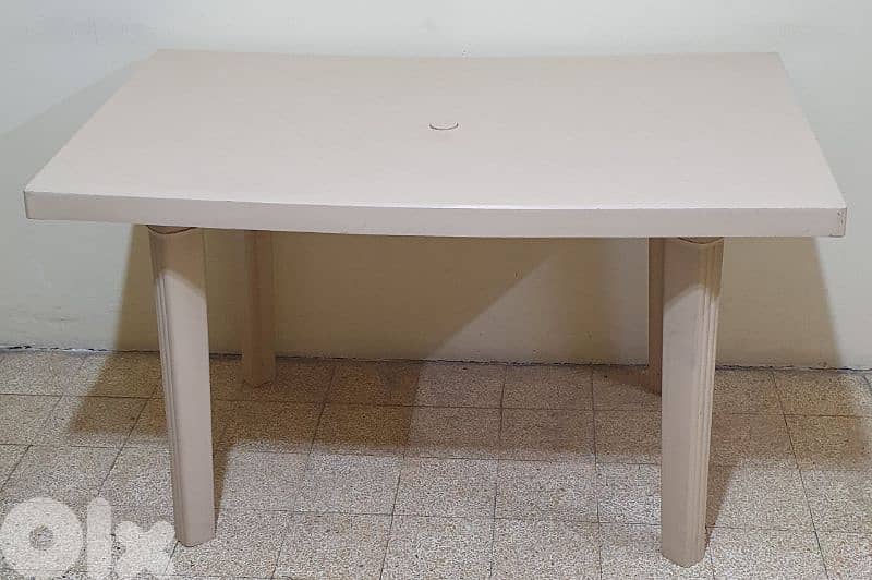 Table  Kamaplast  beige used  like  new 125 x 73   20$ beirut 03723895 7