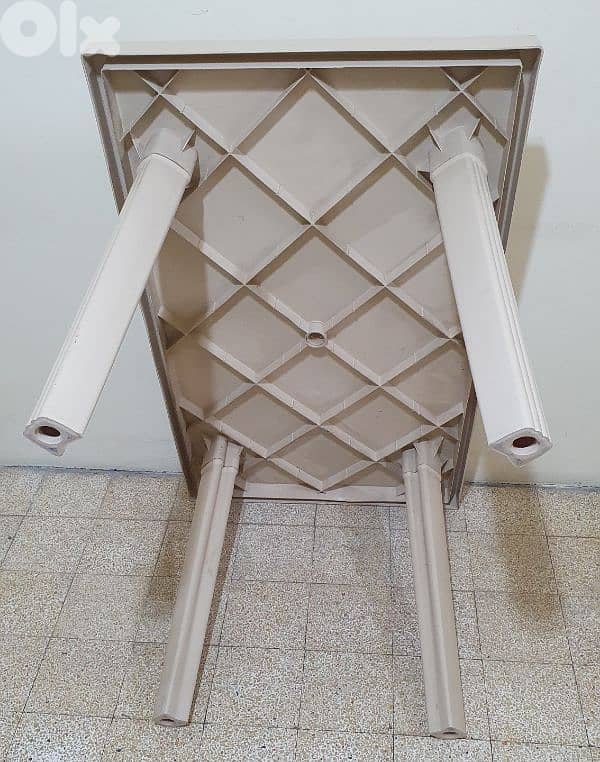 Table  Kamaplast  beige used  like  new 125 x 73   20$ beirut 03723895 8