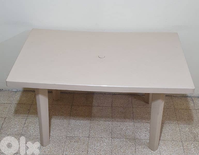 Table  Kamaplast  beige used  like  new 125 x 73   20$ beirut 03723895 9