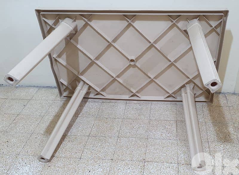 Table  Kamaplast  beige used  like  new 125 x 73   20$ beirut 03723895 11