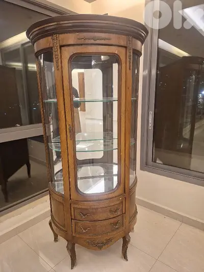 فيترين فخمة خشب جوز انتيك مميزة جدا vitrine
