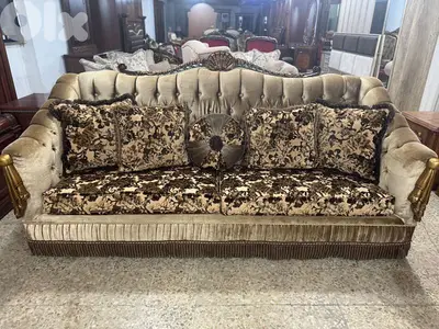طقم كنبايات حفر خشب زان ملكي خمس قطع وطاولة