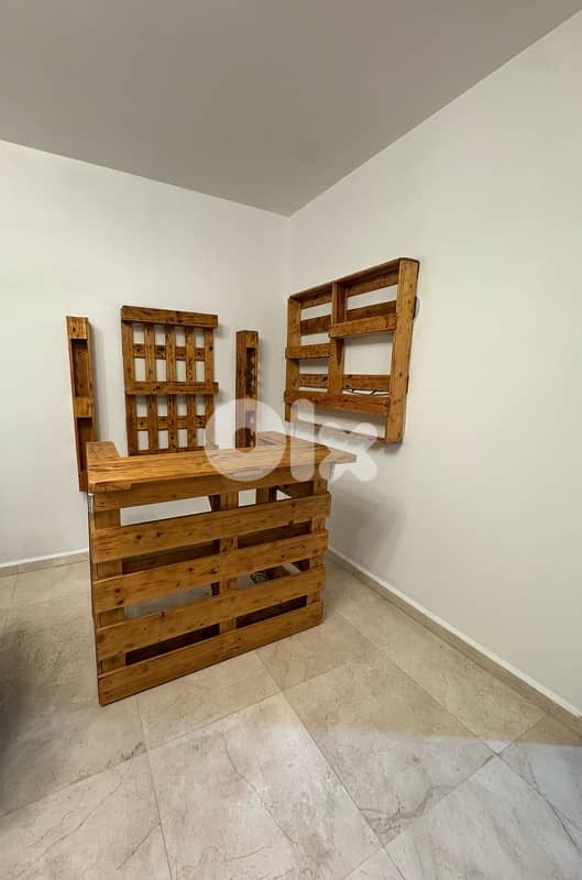 Bar with hanging shelves 0