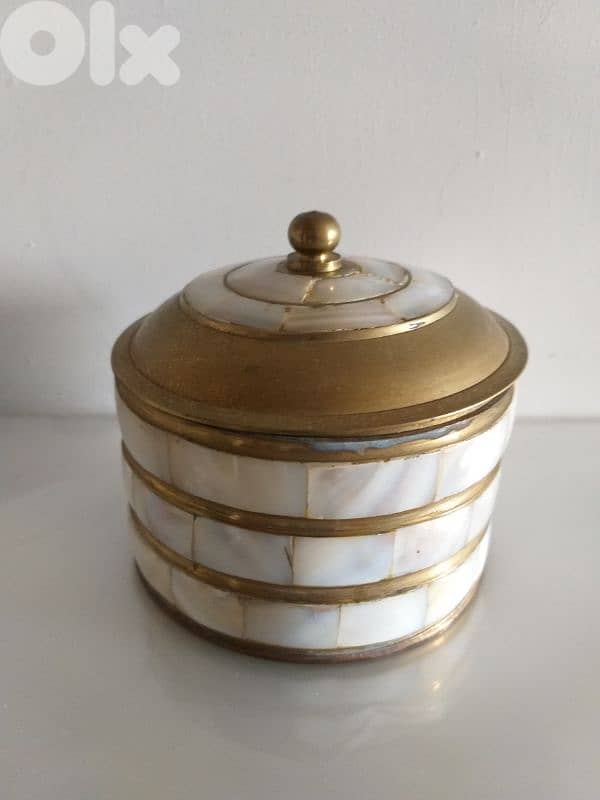Elegant Shell/Brass Jewelry box 0