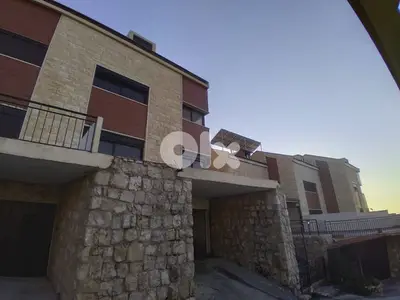 triplex w/parking and terrace