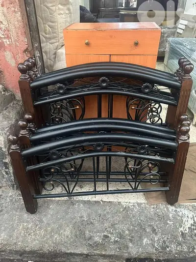 تخوت ماليزي خشب زان عدد 3 مع فرشات اسفنج شبه جديد