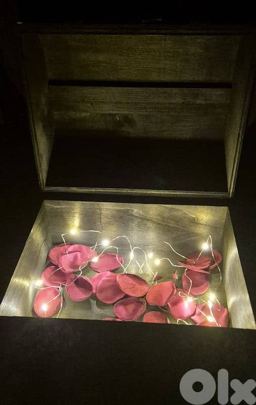 Vintage Wooden Box With Lights & Rose Petals) 0