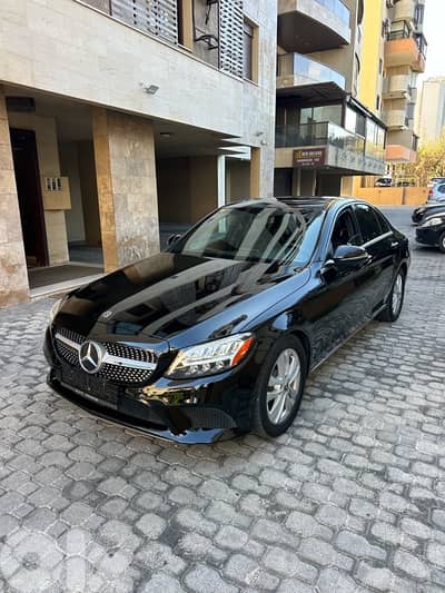 Mercedes C 300 2019 black on black (clean carfax)