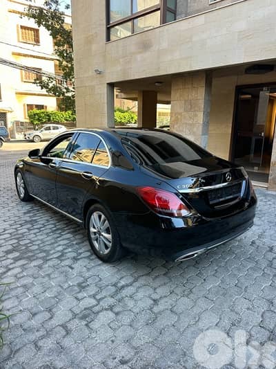 Mercedes C 300 2019 black on black (clean carfax)