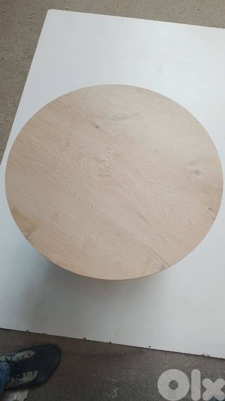 serves tables 1