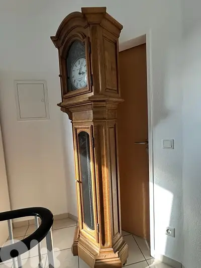 ساعة حائط أرضية كلاسيكية (Grandfather Clock)