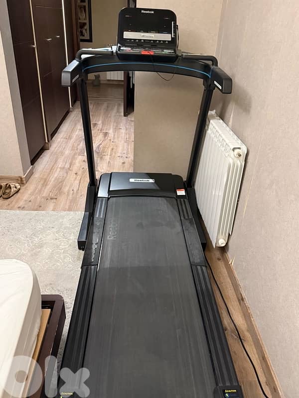 Reebok Treadmile Jet Searies 300 ( like new )with the ups 0