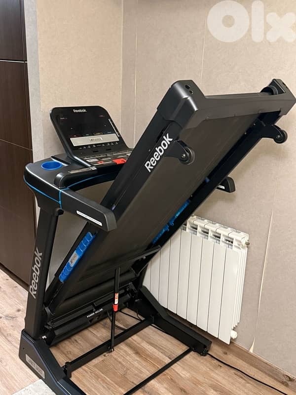 Reebok Treadmile Jet Searies 300 ( like new )with the ups 1