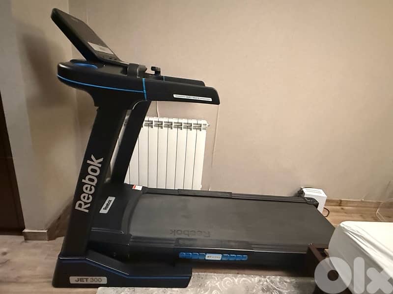 Reebok Treadmile Jet Searies 300 ( like new )with the ups 3