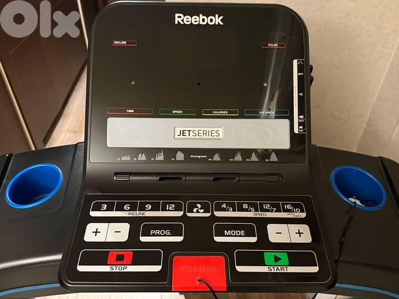 Reebok Treadmile Jet Searies 300 ( like new )with the ups 5