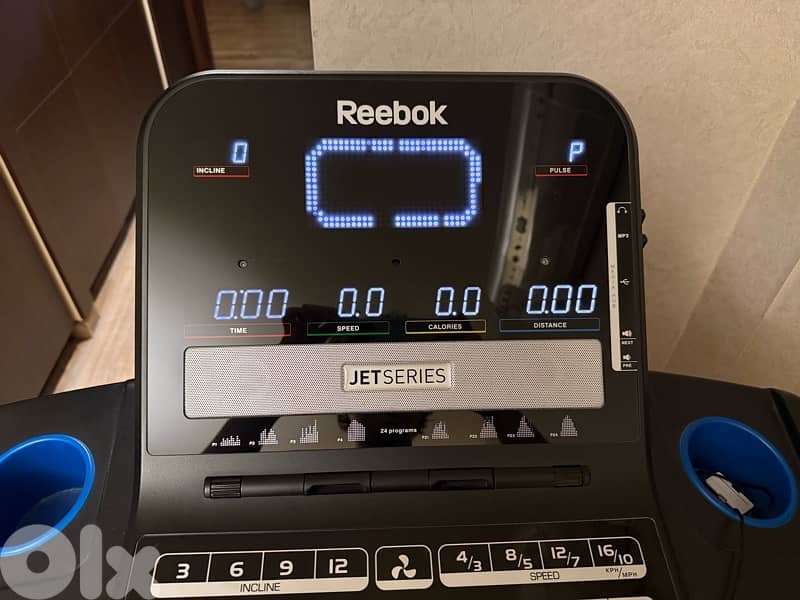 Reebok Treadmile Jet Searies 300 ( like new )with the ups 6